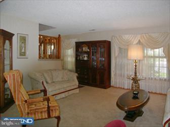 83 Edinburgh Road Blackwood, NJ 08012 - Photo 5 of 6 Living Room