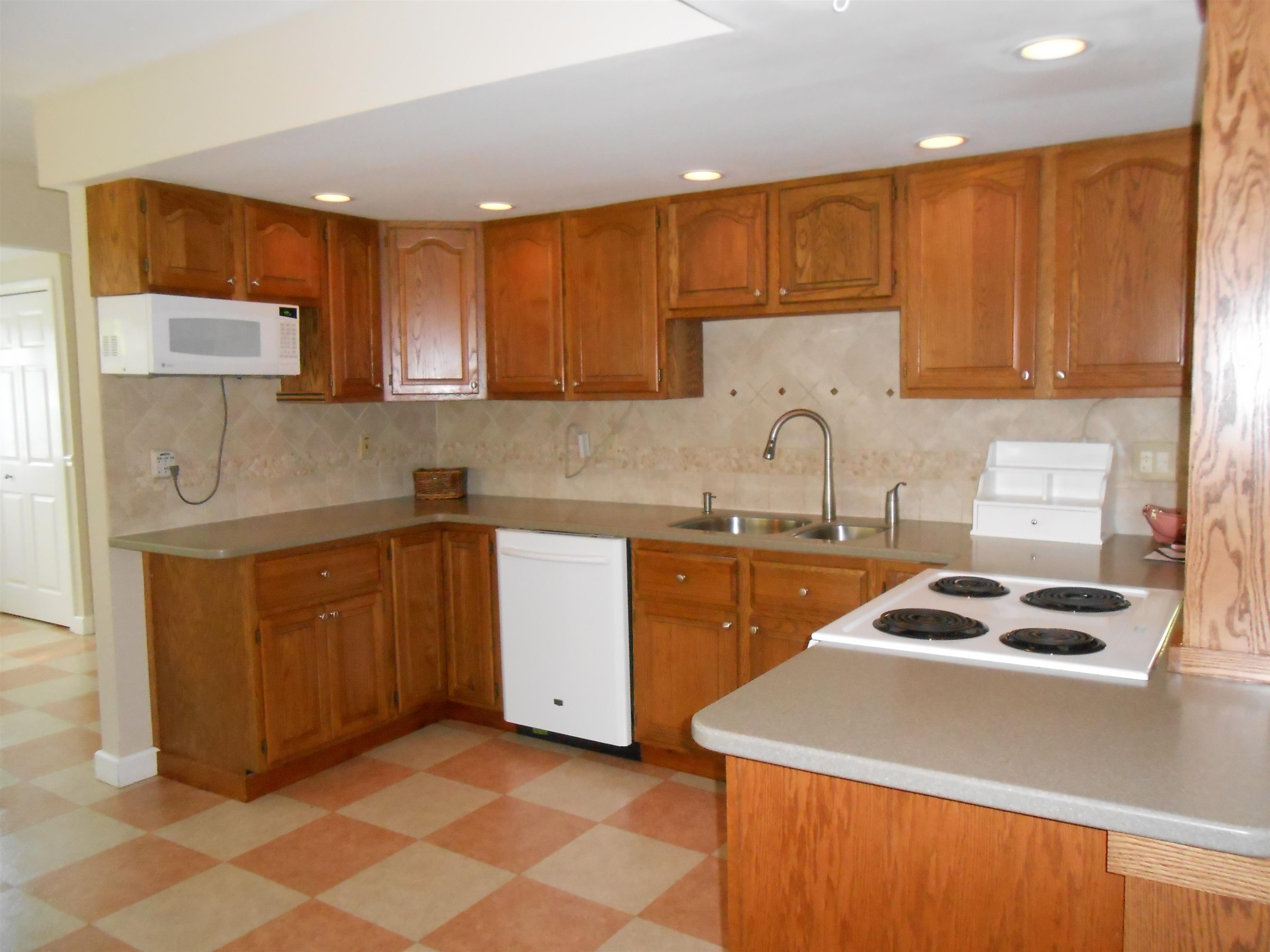 1651 River Road Manchester, NH 03104 - Photo 3 of 12