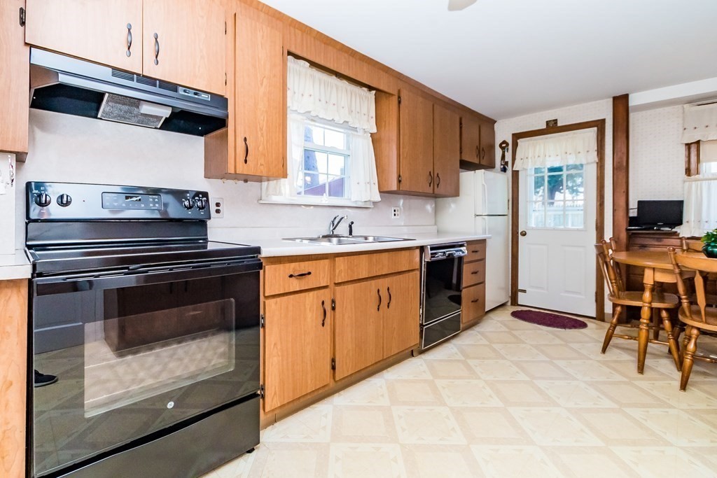 73 Canterbury Road Waltham, MA 02453 - Photo 8 of 34 Gallery Image 8