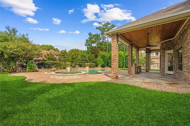 a view of back yard of the house