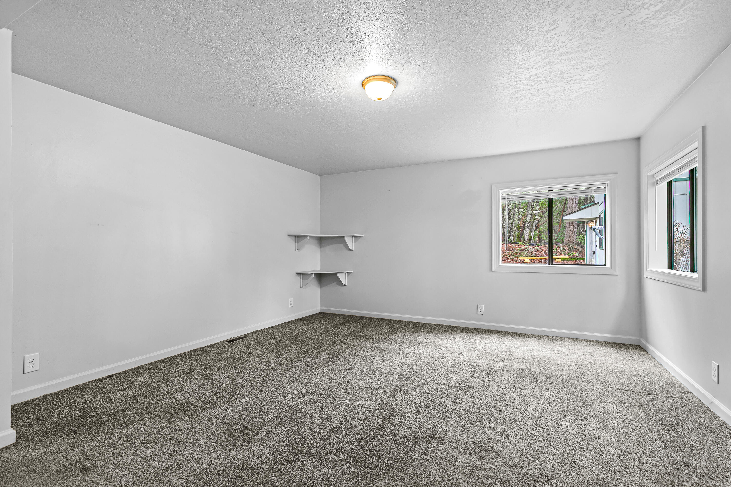 420 Crystal Springs Road Grants Pass, OR 97527 - Photo 19 of 40 Guest bedroom B