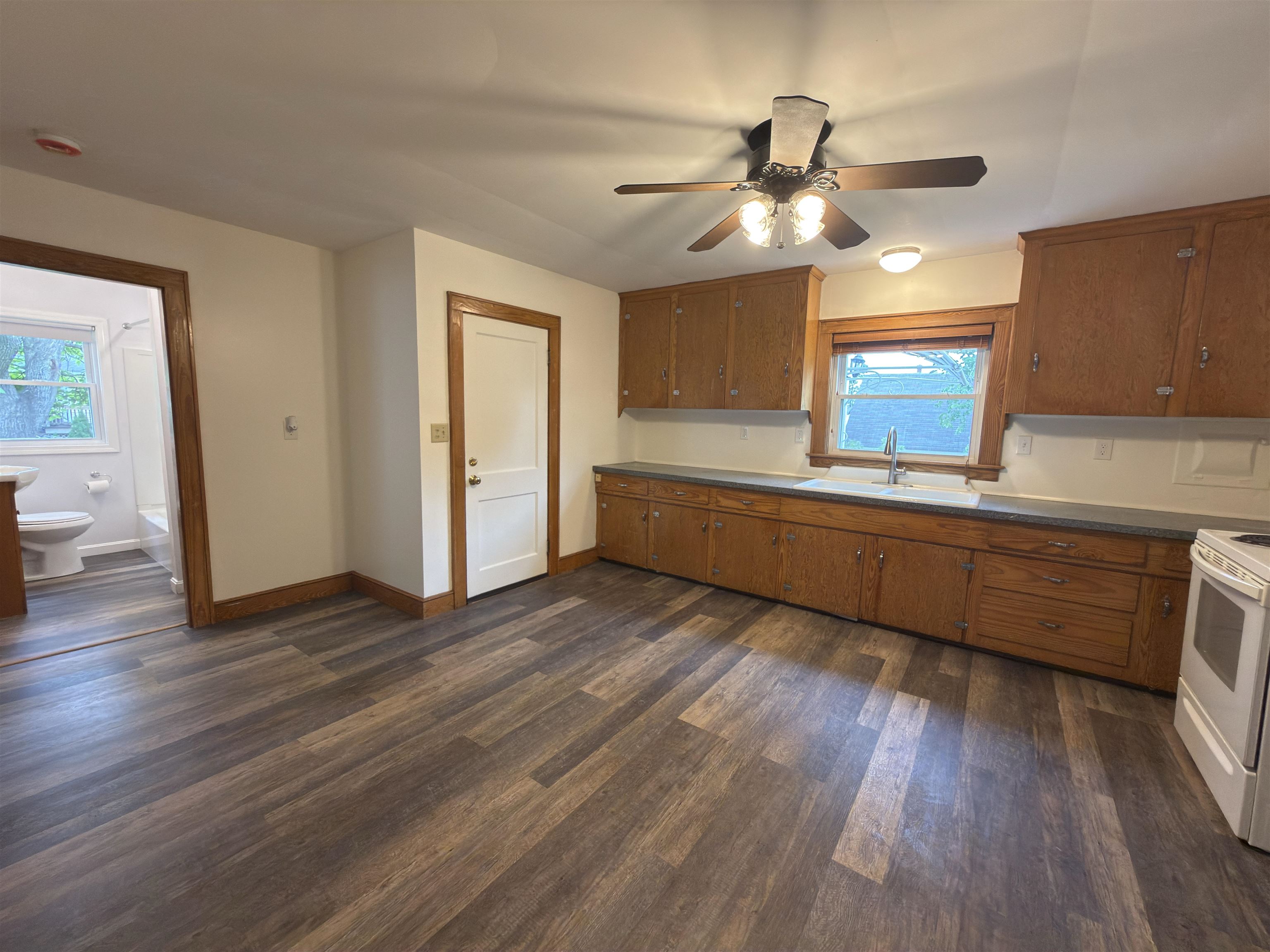 573 Spruce Street Manchester, NH 03103 - Photo 4 of 28