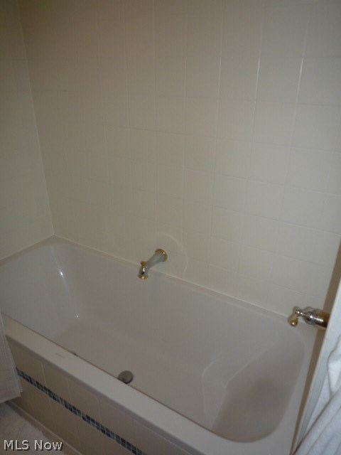 3647 Oak Road Stow, OH 44224 - Photo 7 of 25 6' long Bathtub in main bathroom