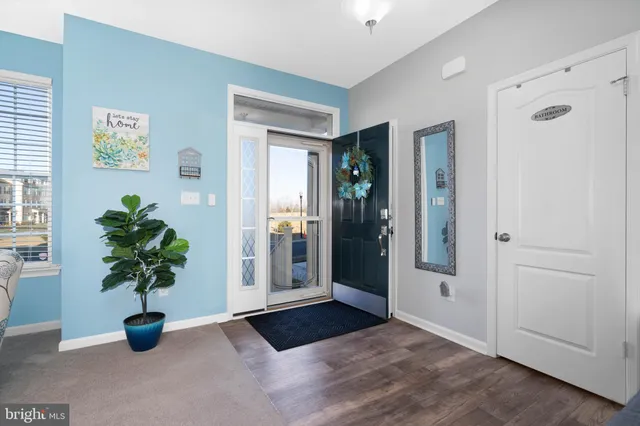 a view of entryway with livingroom