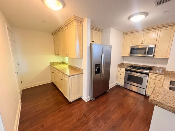 $2,250 | 127 Madison Avenue, Unit 701, Memphis, TN 38103