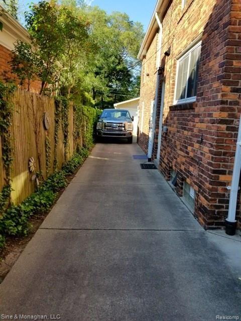 214 Merriweather Road Grosse Pointe, MI 48236 - Photo 67 of 85 20170522_174557.jpeg