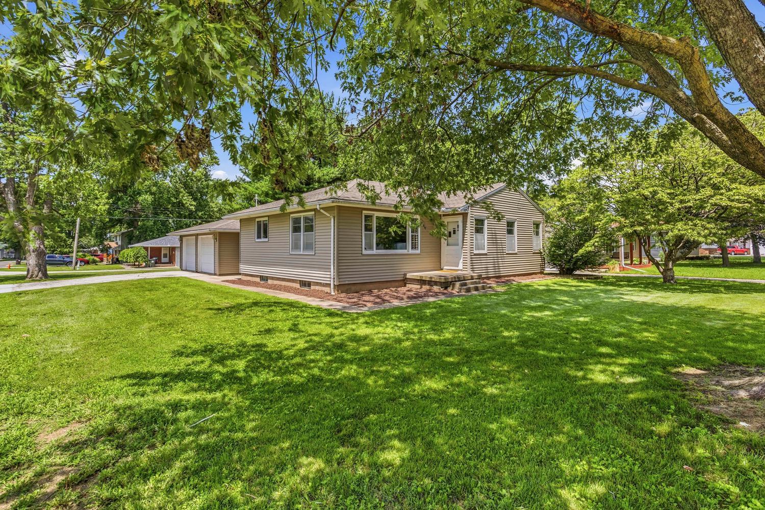 809 South Division Street Mahomet, IL 61853 - Photo 2 of 30