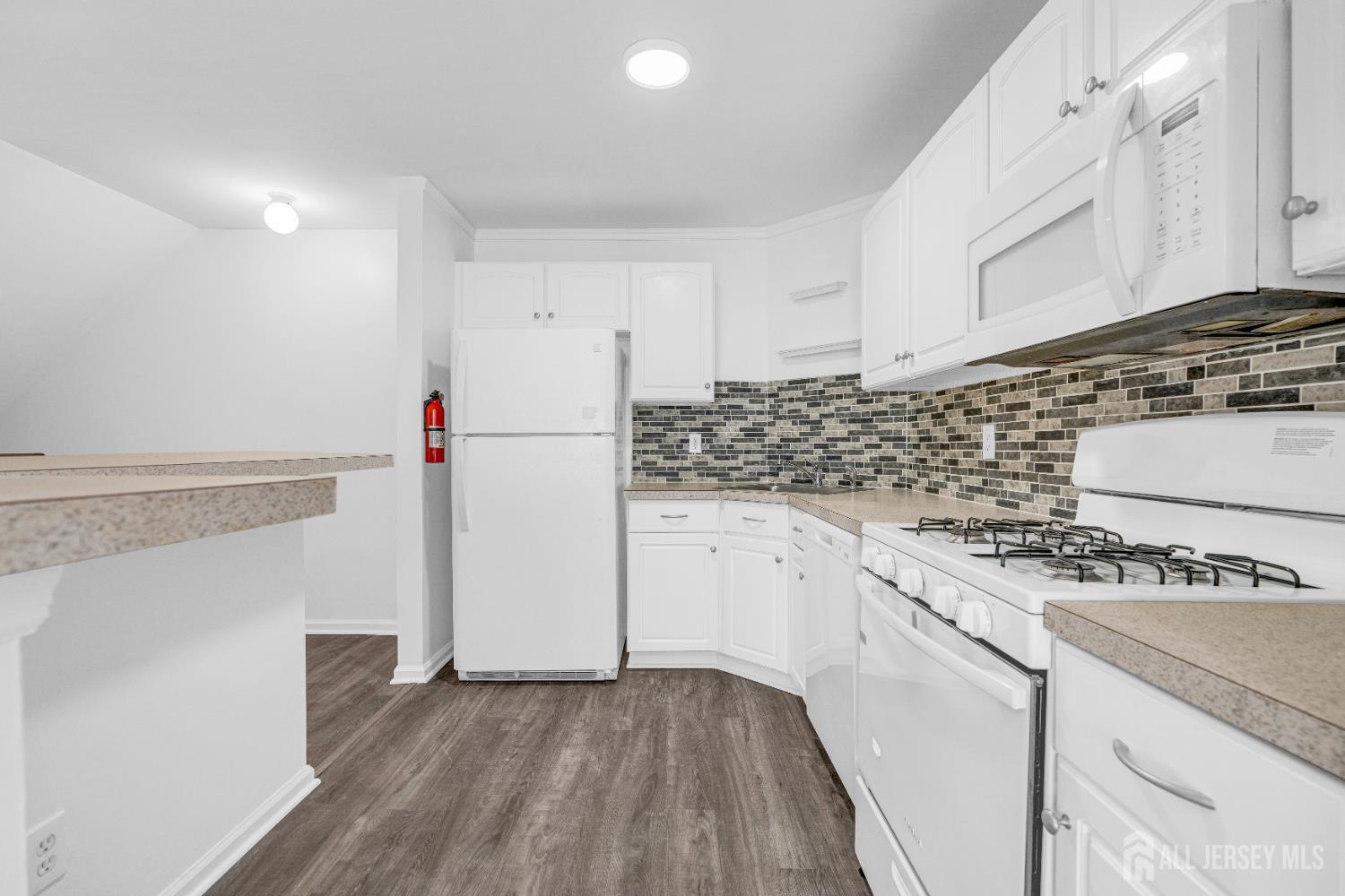 21 Inverness Drive Edison, NJ 08820 - Photo 11 of 39