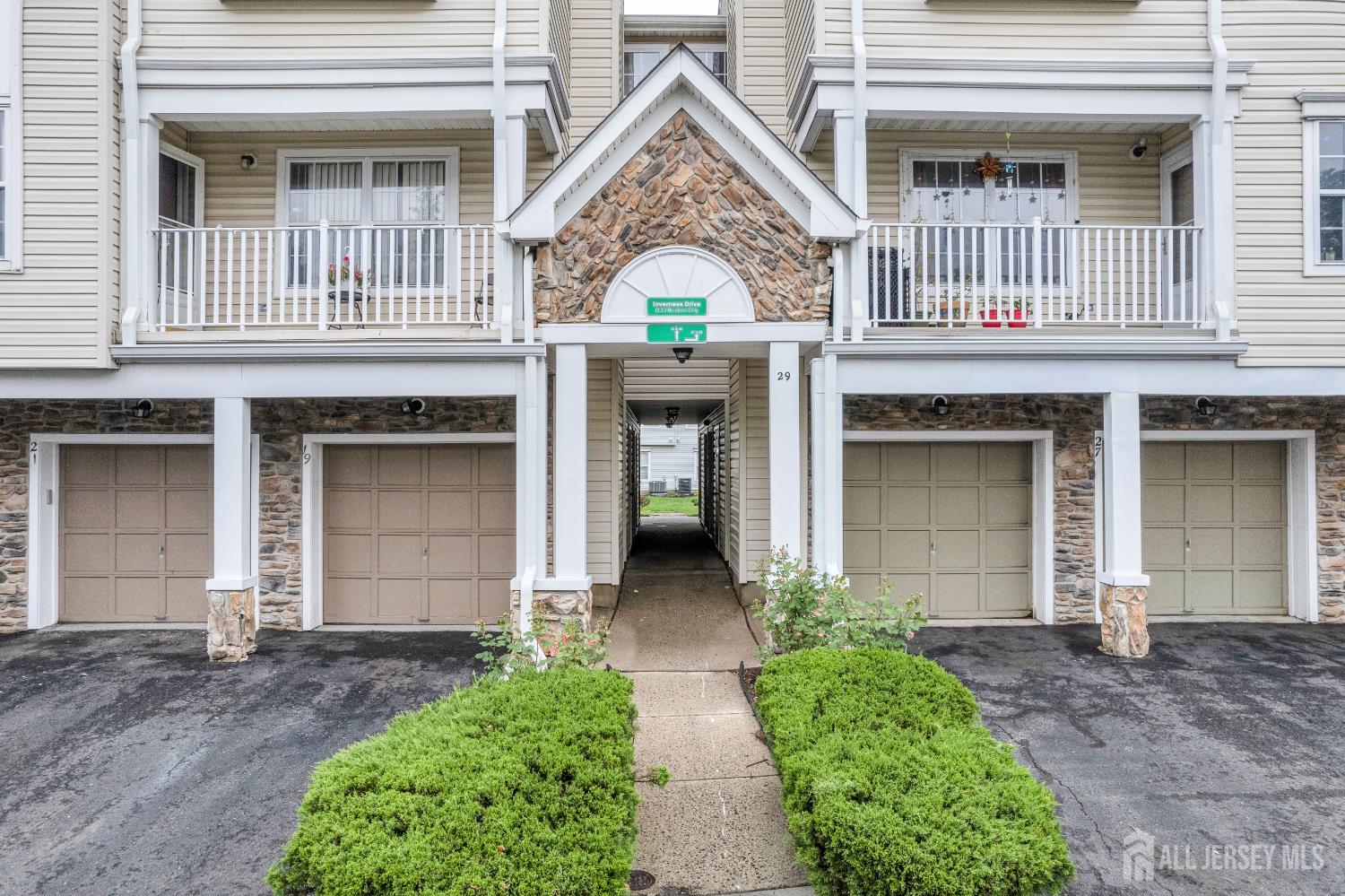 21 Inverness Drive Edison, NJ 08820 - Photo 2 of 39