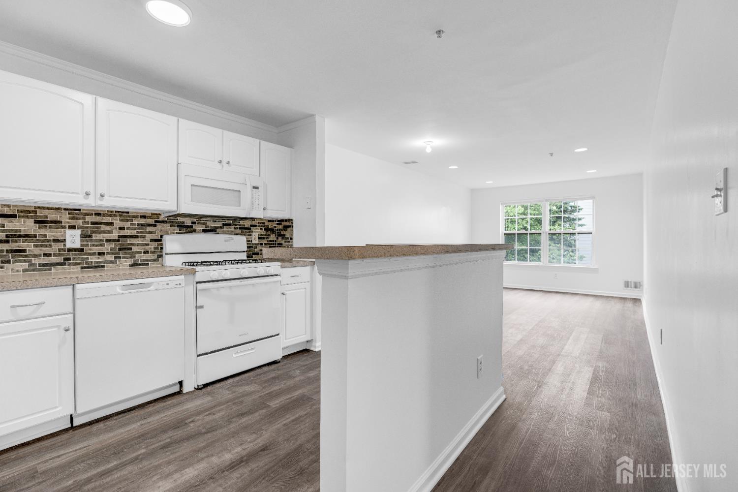 21 Inverness Drive Edison, NJ 08820 - Photo 6 of 39