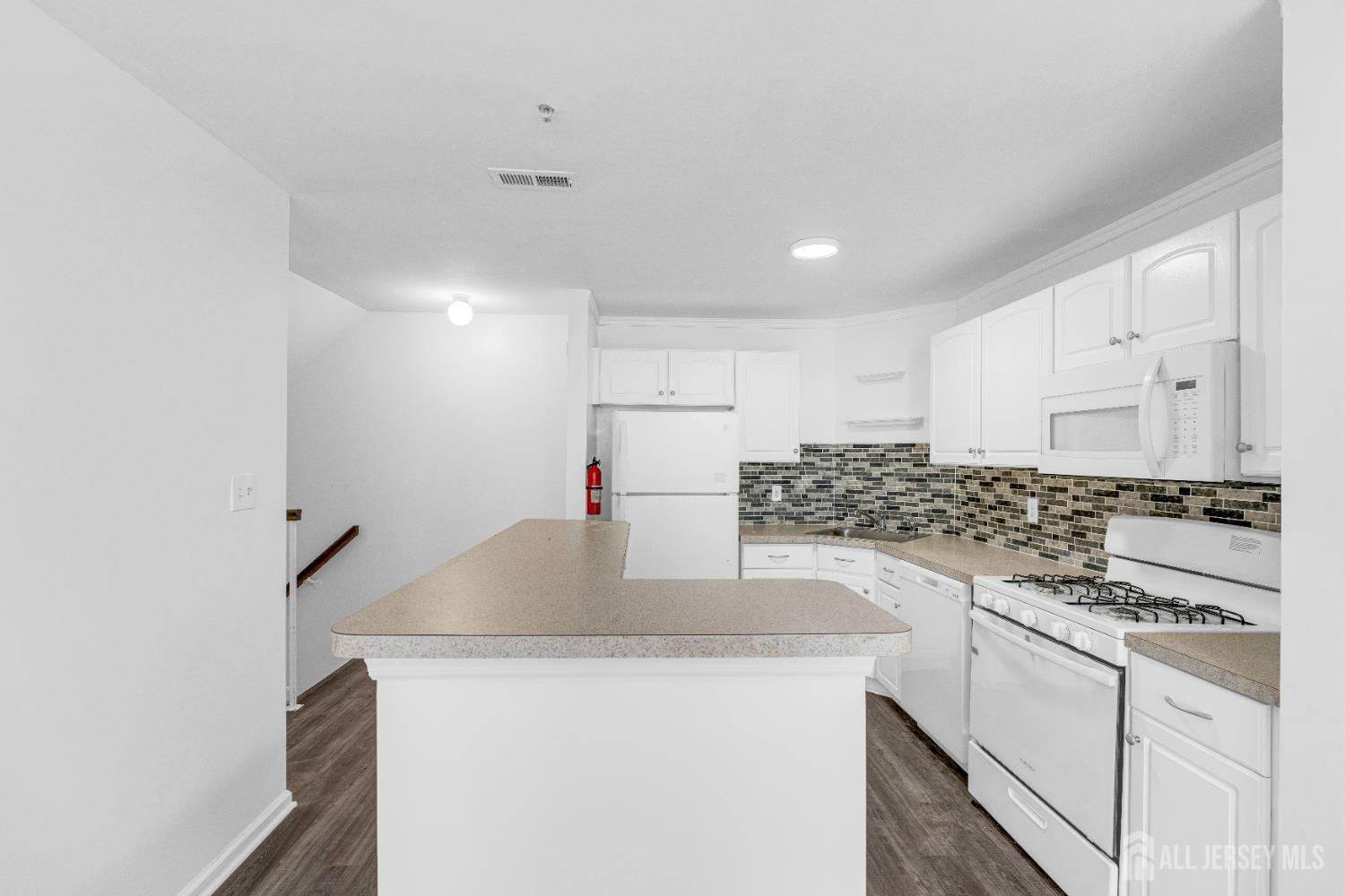 21 Inverness Drive Edison, NJ 08820 - Photo 9 of 39