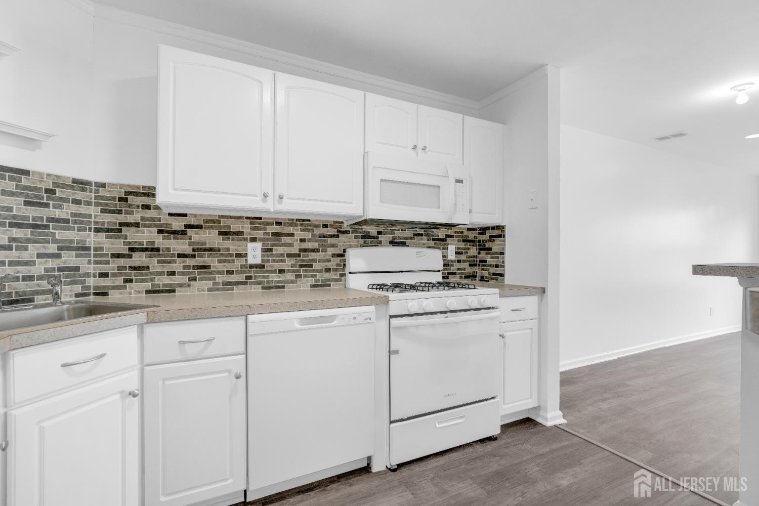 21 Inverness Drive Edison, NJ 08820 - Photo 10 of 39