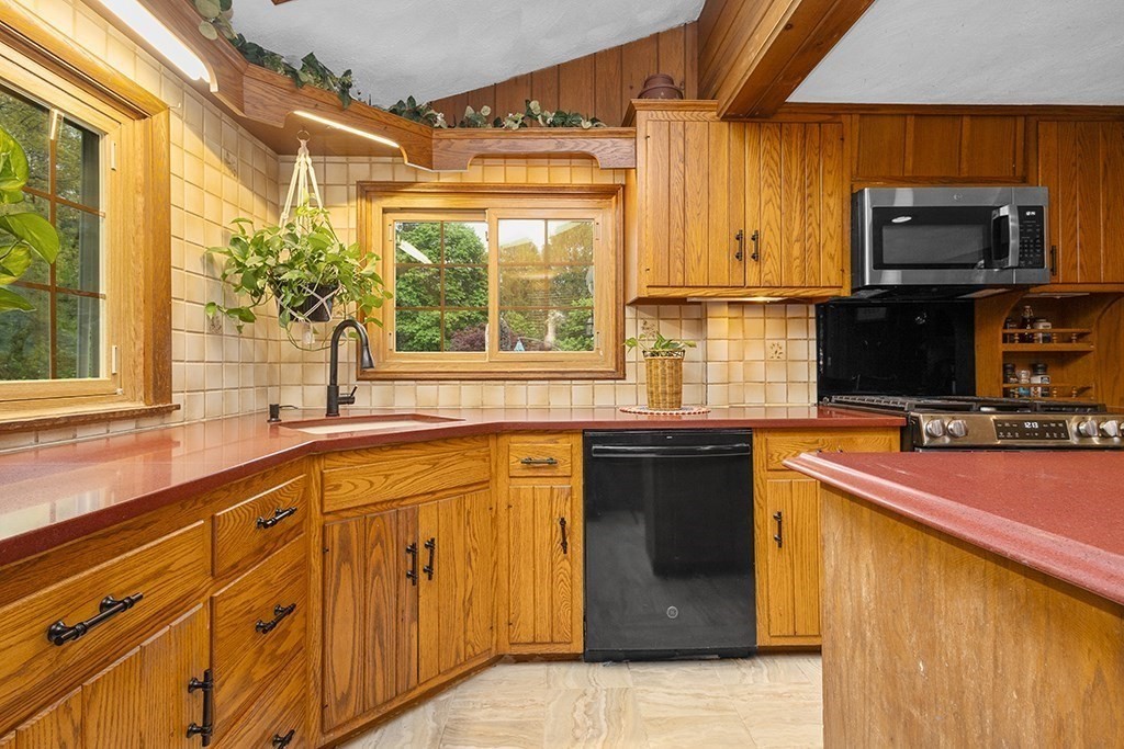 13 Meadowview Road Foxboro, MA 02035 - Photo 11 of 42 Gallery Image 11