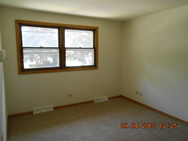 1216 Ridgeway Drive Elgin, IL 60123 - Photo 3 of 17