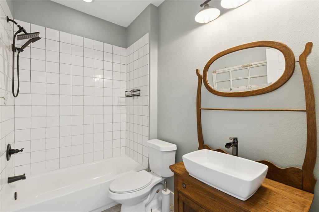 155 North Armstrong Road Venus, TX 76084 - Photo 28 of 38 a bathroom with a toilet a sink and a bathtub