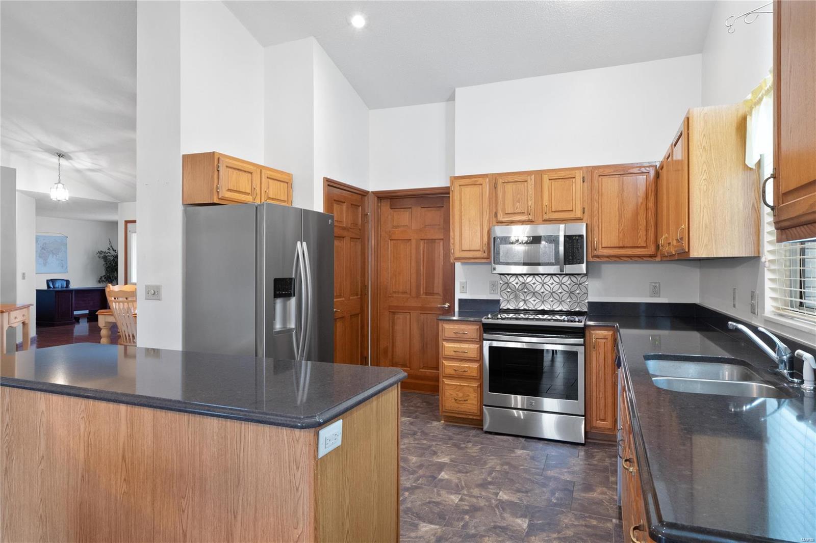 1057 Edgewood Drive O'Fallon, IL 62269 - Photo 4 of 33