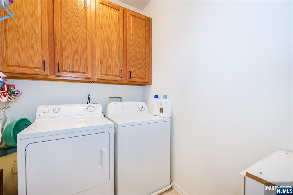 9 Cliff Road Woodland Park, NJ 07424 - Photo 8 of 25 a utility room with dryer and washer