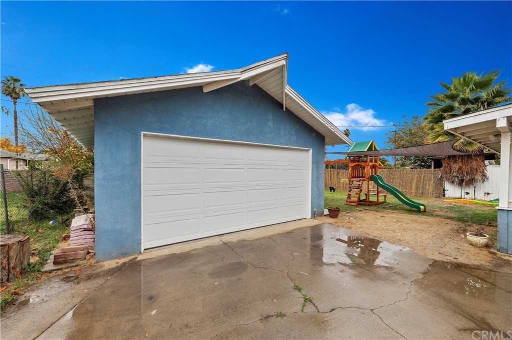 4140 St George Place Riverside, CA 92504 - Photo 13 of 29 a view of garage and yard