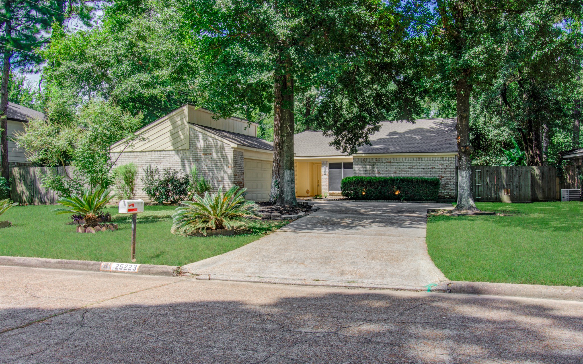 25223 Lynbriar Lane Spring, TX 77373 - Photo 2 of 32