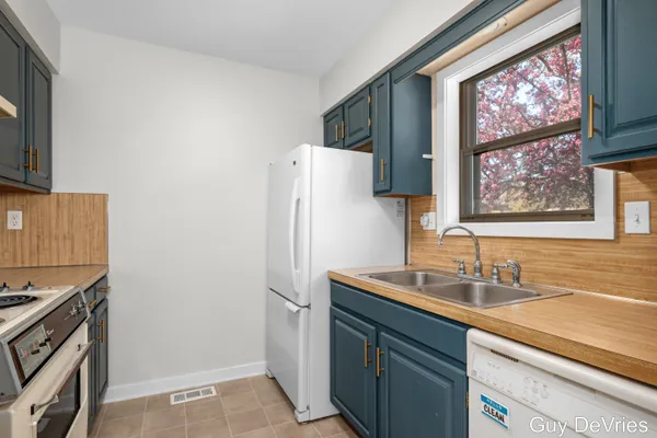 $238,500 | 3104 Old Kent Road Southeast, Unit 26, Kentwood, MI 49512