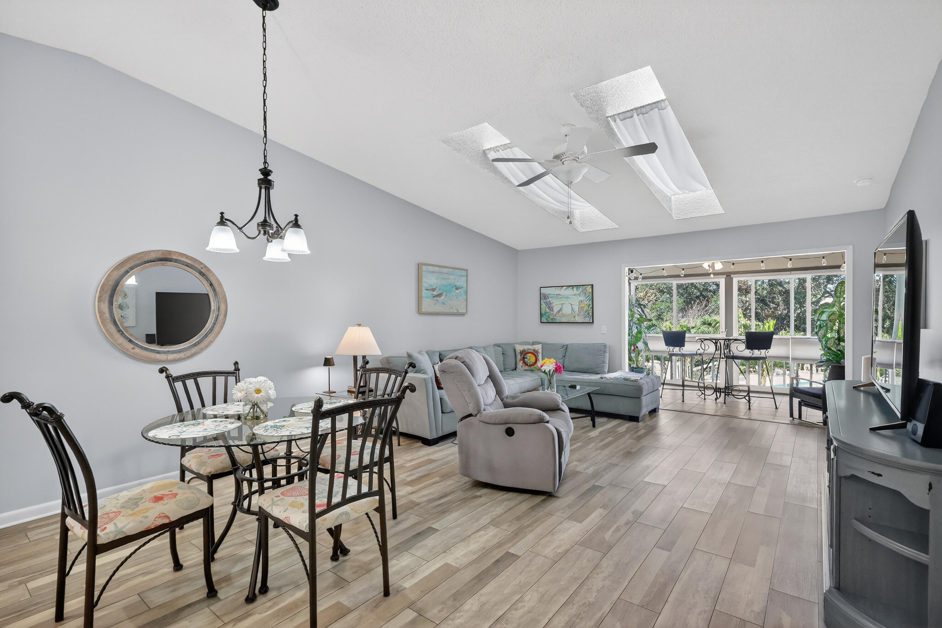 8388 Southeast Croft Circle, Unit P9 Hobe Sound, FL 33455 - Photo 5 of 43 Dining room