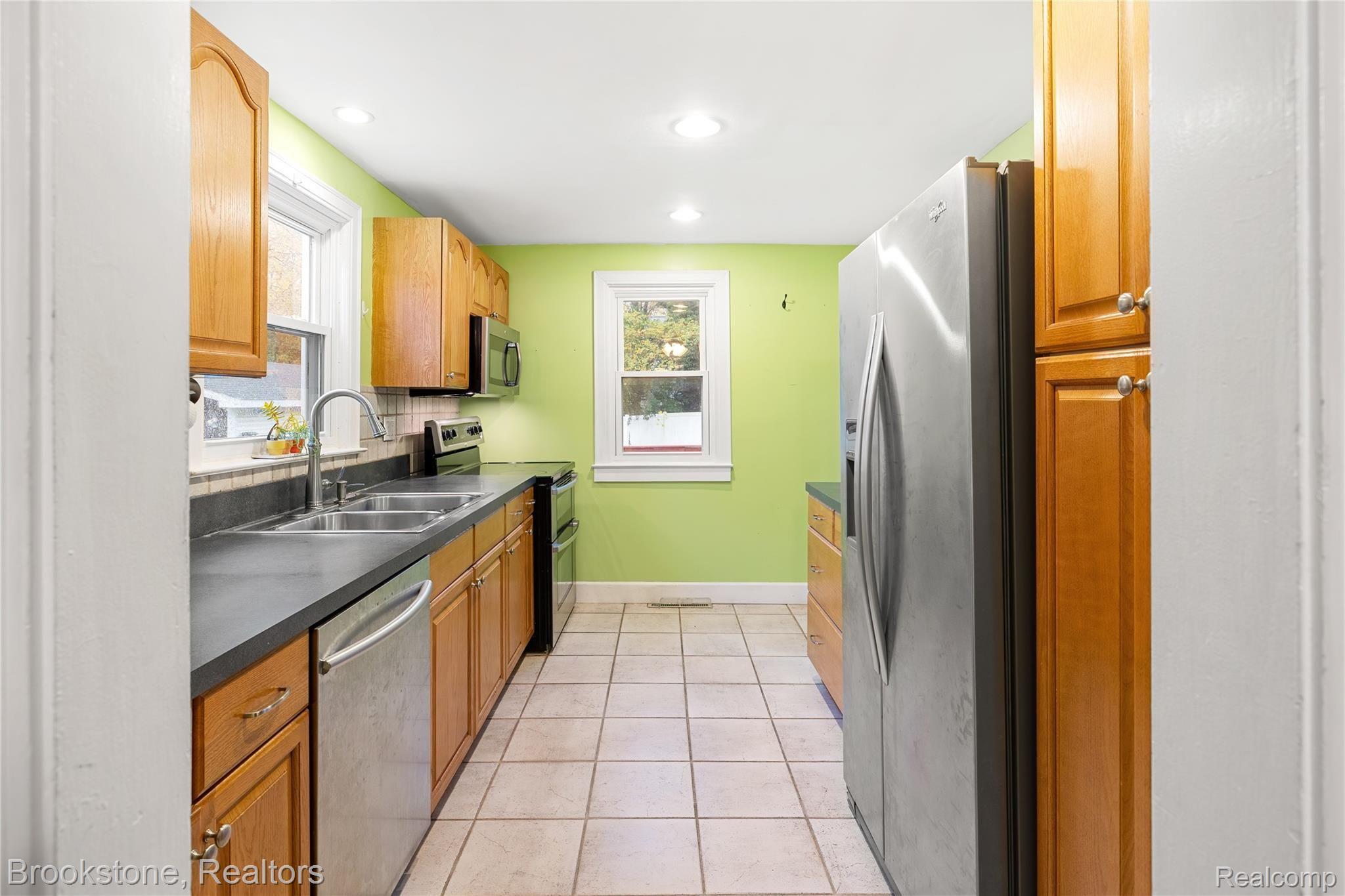 902 Beryl Court Rochester, MI 48307 - Photo 12 of 40 MEGAN _ ROCHESTER-21.jpg
