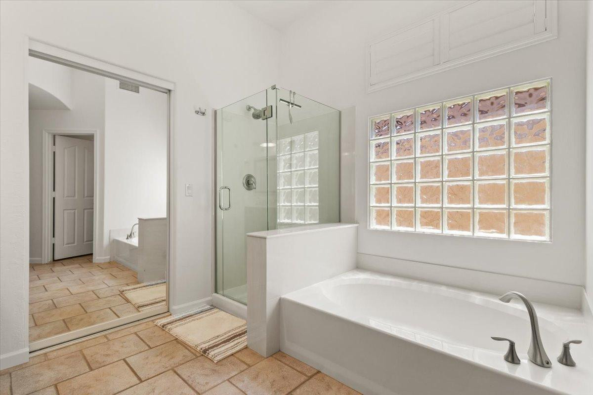 4211 East Kirkland Road Phoenix, AZ 85050 - Photo 11 of 23 a bathroom with a bathtub and a shower