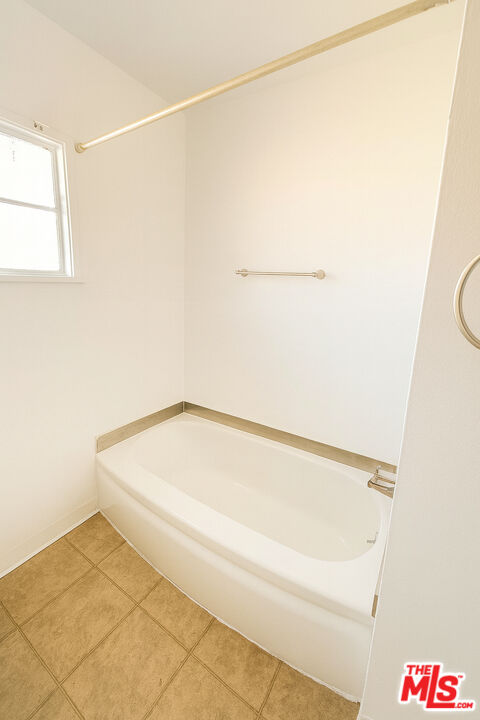 4064 South Muirfield Road, Unit C Los Angeles, CA 90008 - Photo 11 of 19 a bathroom with a shower