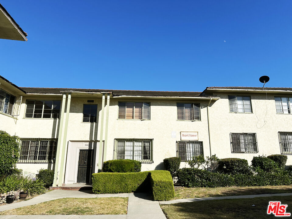 4064 South Muirfield Road, Unit C Los Angeles, CA 90008 - Photo 18 of 19 a front view of a house with garden