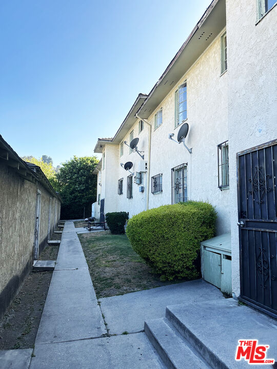 4064 South Muirfield Road, Unit C Los Angeles, CA 90008 - Photo 19 of 19 a view of a house with a yard