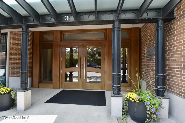 $18 | 37 Henry Street, Unit 201A, Saratoga Springs, NY 12866