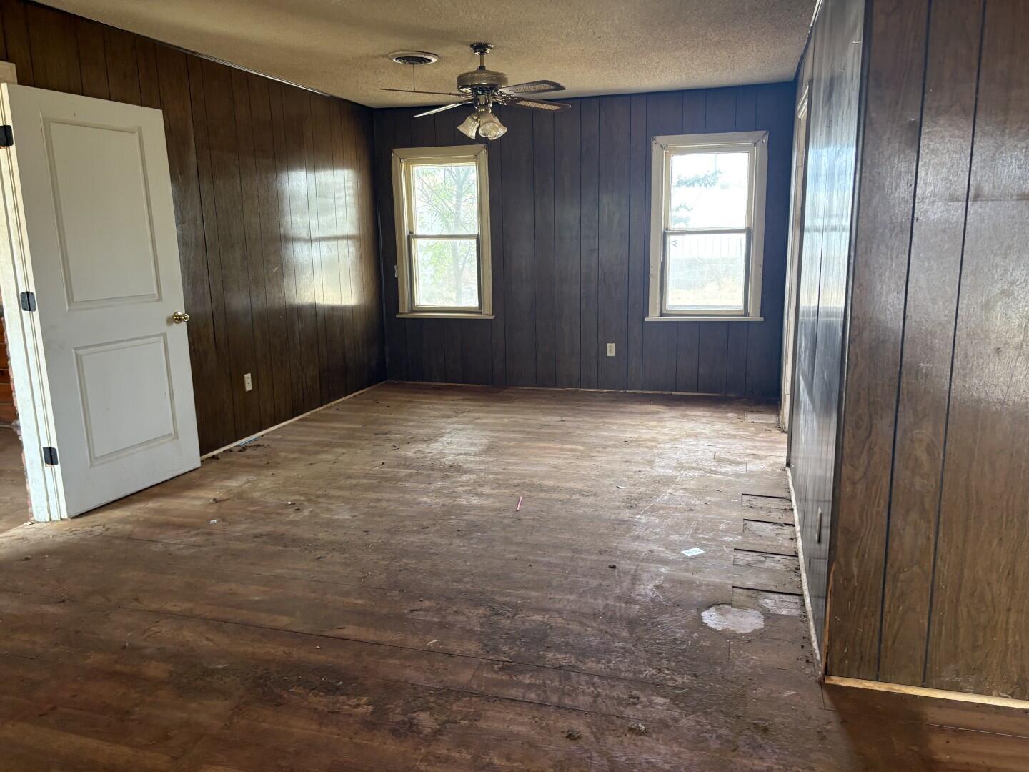 916 16th Street Seagraves, TX 79359 - Photo 3 of 14 IMG_1336