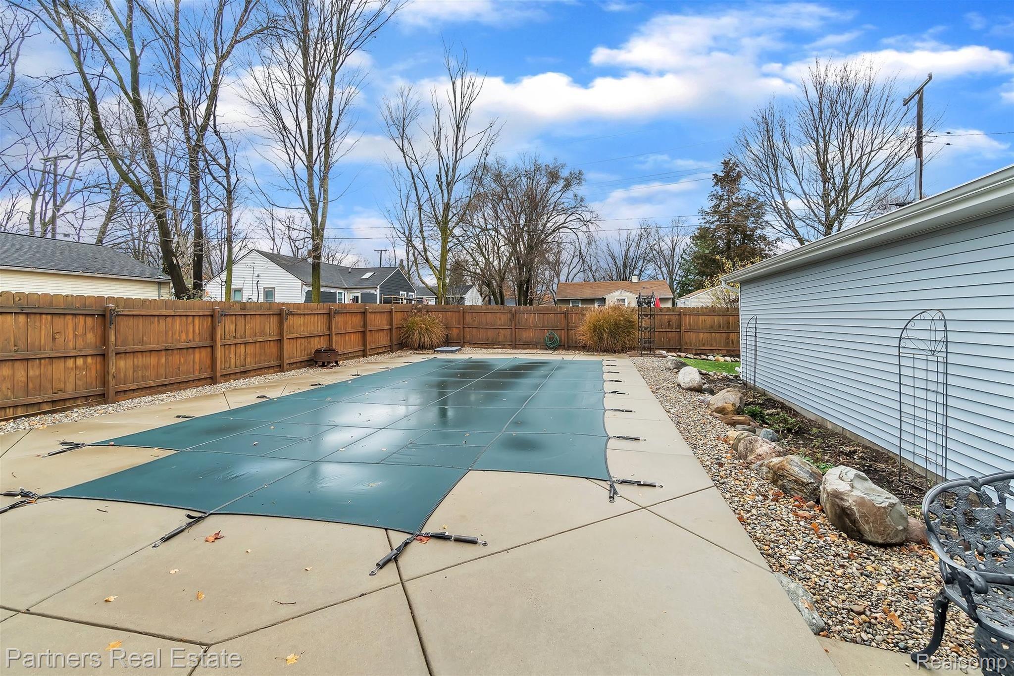 516 Maple Street Howell, MI 48843 - Photo 36 of 42 36-516 Maple St-windowstill-realest.jpg