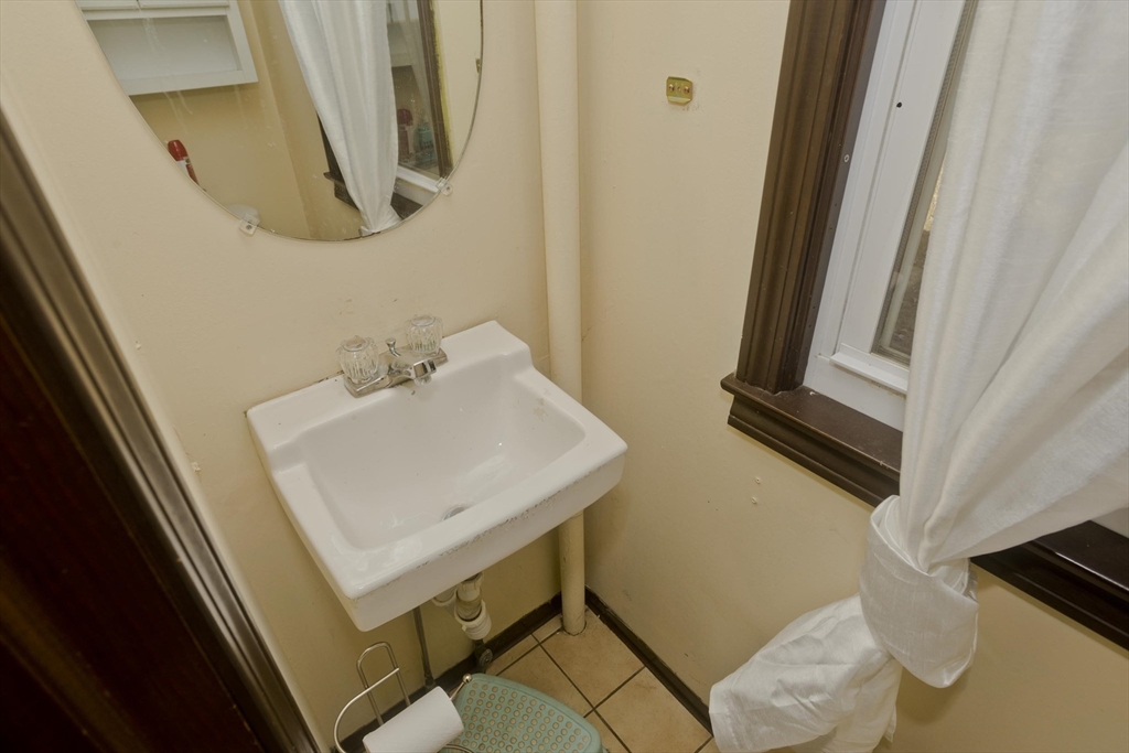 165 Belvidere Street Springfield, MA 01108 - Photo 18 of 37