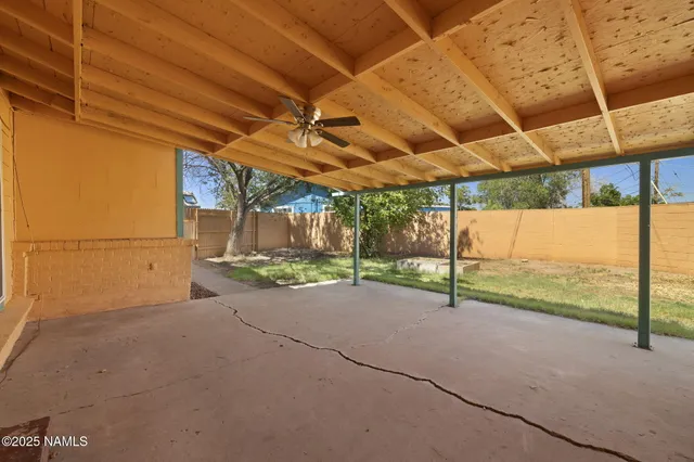 a view of a backyard