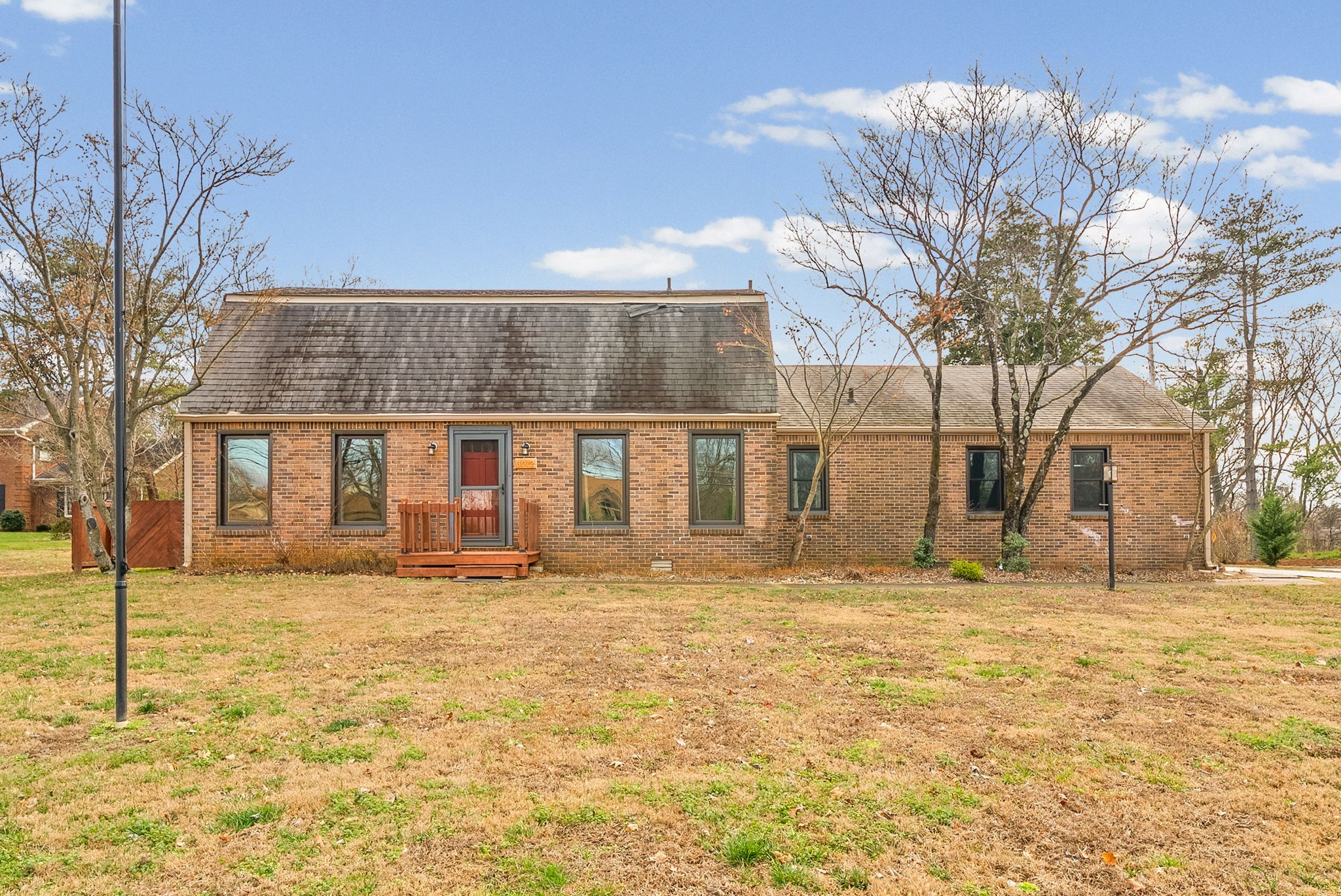 a view of a house with a yard