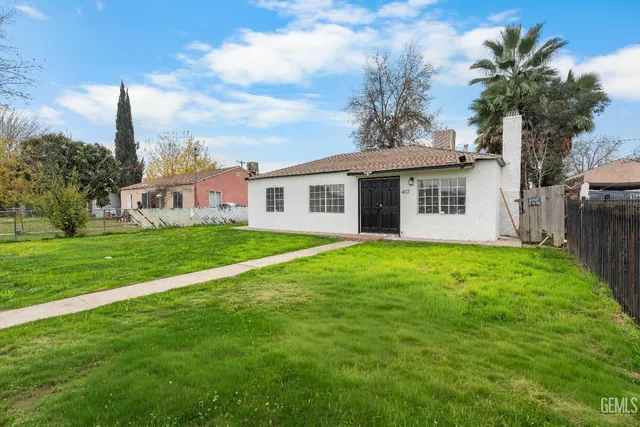 a view of a house with a backyard