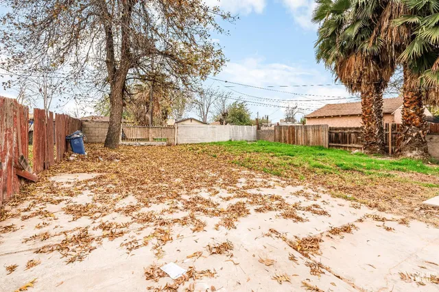 a view of a pathway of a house with backyard
