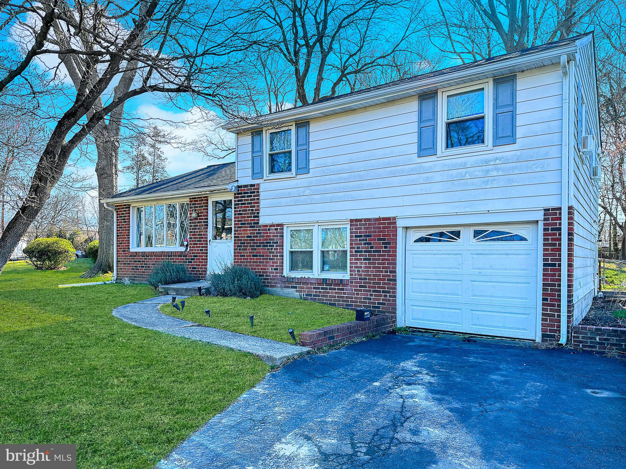 37 Buffington Road Aston, PA 19014 - Photo 5 of 15 Exterior front/garage