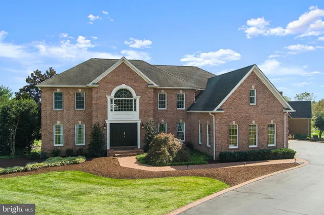 a view of house with garden