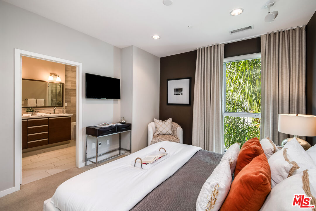310 Washington Boulevard, Unit 401 Marina del Rey, CA 90292 - Photo 18 of 32 a bedroom with a bed and a flat screen tv