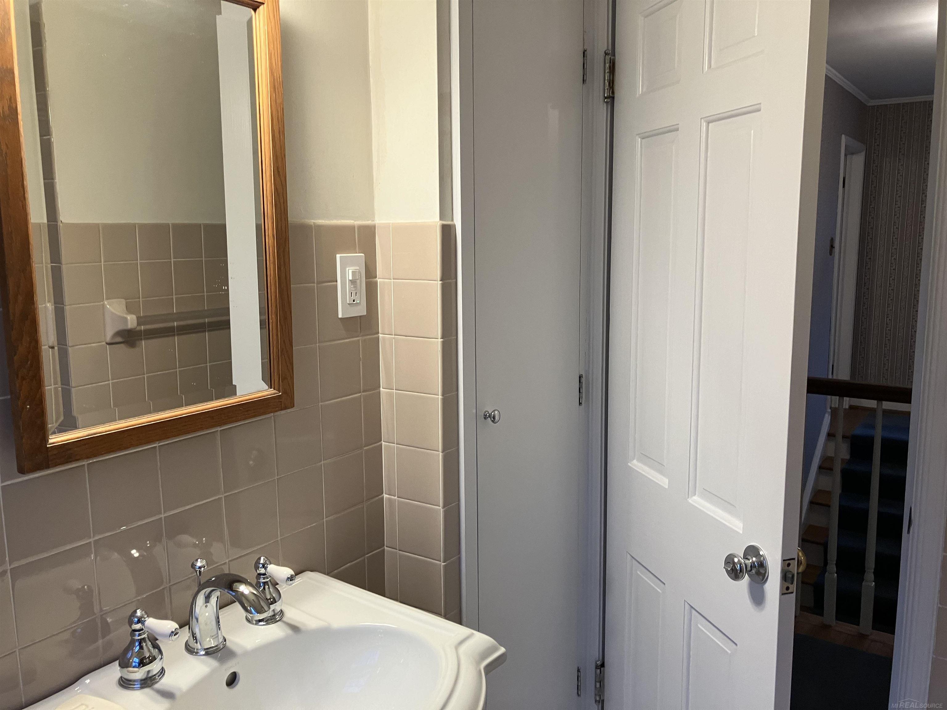 1050 Harvard Road Grosse Pointe, MI 48230 - Photo 28 of 39 50165705-c116c6ba-5cb0-4e3b-ae84-1043ae50172f.JPG