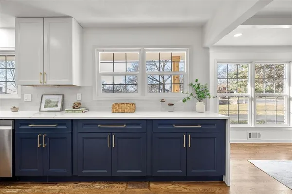 $889,000 | 3520 West 93rd Street, Leawood, KS 66206