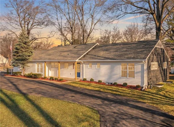 $889,000 | 3520 West 93rd Street, Leawood, KS 66206