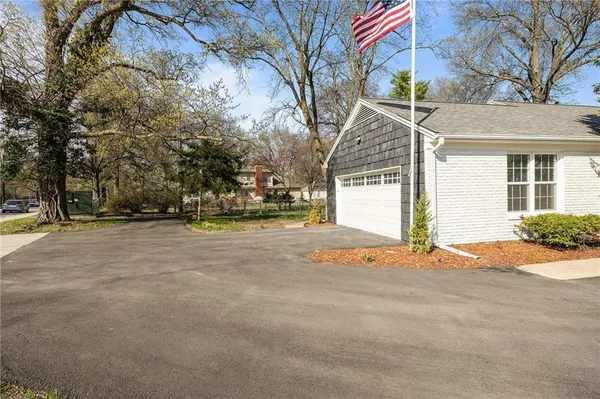 $849,000 | 3520 West 93rd Street, Leawood, KS 66206