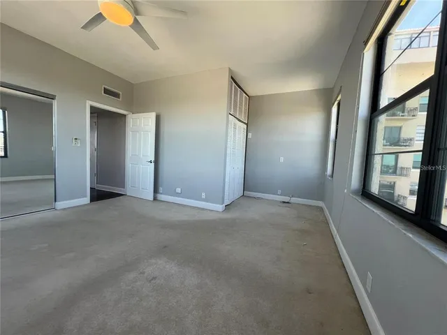 a view of empty room with a ceiling fan