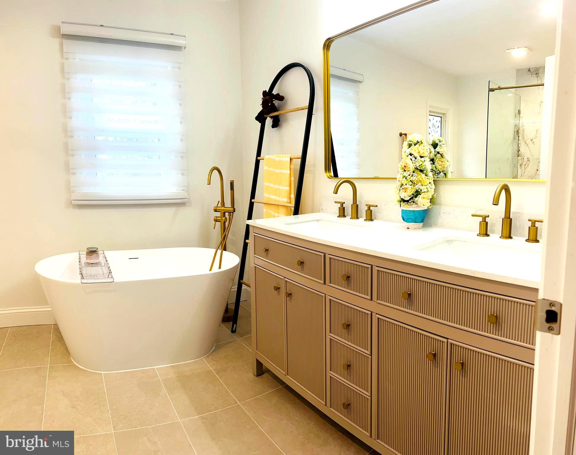 8802 2nd Avenue Silver Spring, MD 20910 - Photo 33 of 69 Primary Bath w Tub