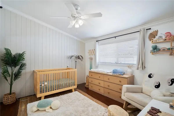 a bed room with a bed and a closet