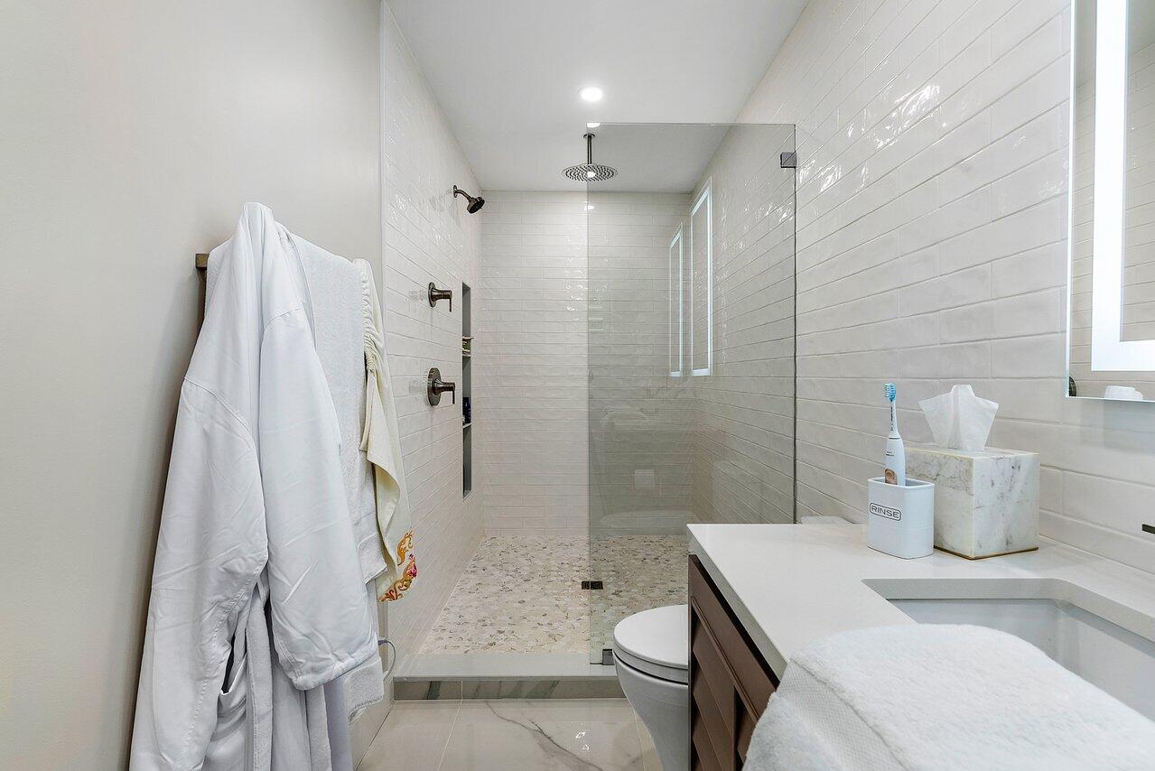 911 Southwest 27th Terrace Boynton Beach, FL 33435 - Photo 27 of 55 Master Bath