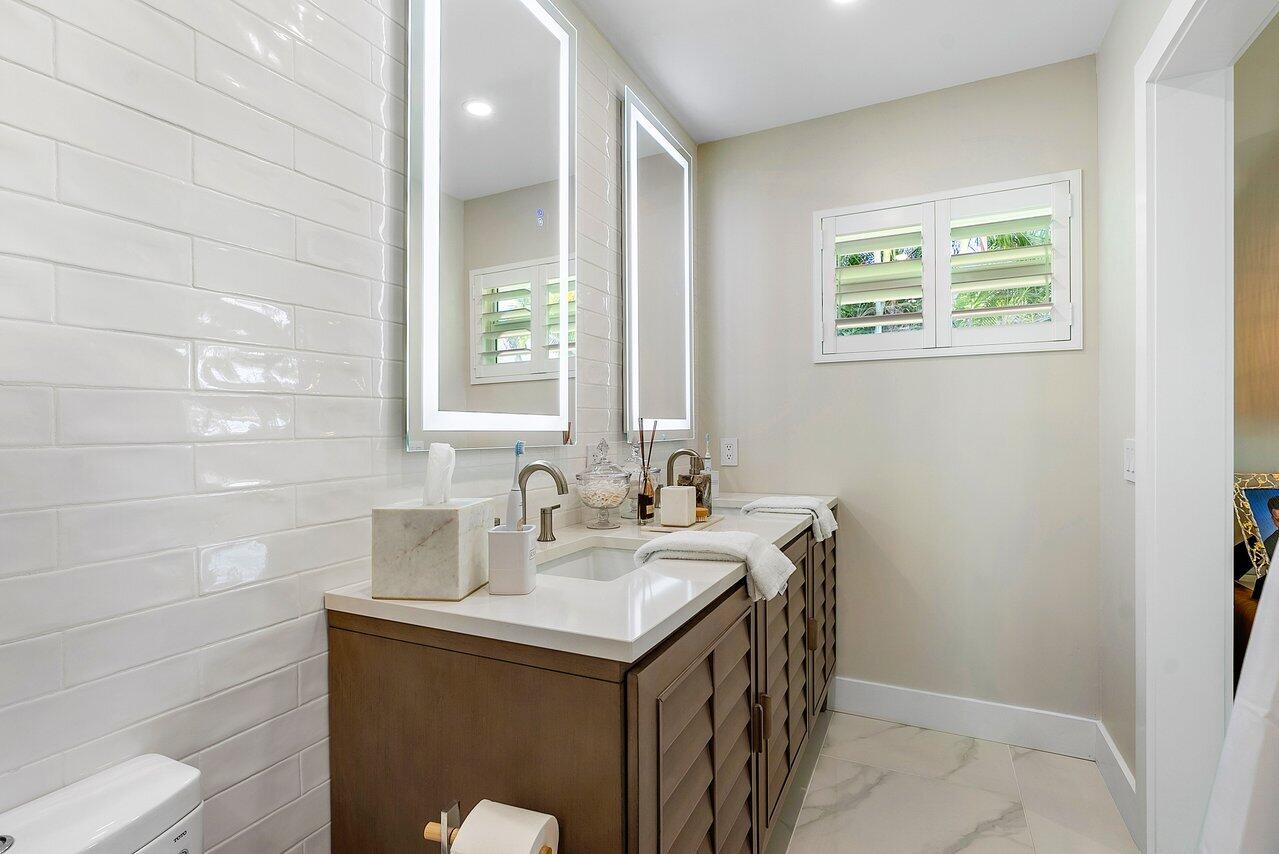 911 Southwest 27th Terrace Boynton Beach, FL 33435 - Photo 28 of 55 Master Bath